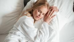 Правильная поза для сна помогает вашему сердцу и желудку