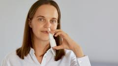 Большинство людей неправильно используют назальные спреи — две распространенные ошибки