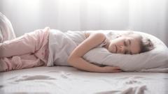 Ранний отбой — острый ум: выяснилось, как сон влияет на интеллект подростков