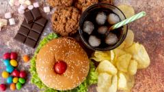 Стресс и одиночество «перенастраивают» мозг и кишечник, способствуя ожирению — ученые