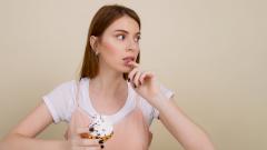 Психологи определили, о какой черте характера говорит любовь к сладкому