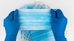 Маску назвали лучшей защитой от коронавируса, чем вакцину