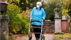 Эксперты бьют тревогу: запрет на посещения в домах престарелых лишь повысит смертность