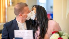Для борьбы с коронавирусом власти Кипра запретили поцелуи на свадьбах