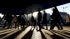 Заболеваемость коронавирусом в России упала почти на треть