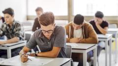 Российские выпускники начали возвращаться к занятиям в школах