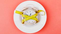 Не есть после 18 часов, а потом рано завтракать: вечернее голодание и правда помогает похудеть