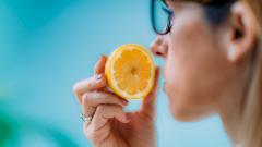 Потеря обоняния или, наоборот, навязчивые запахи: невролог объясняет, что делать