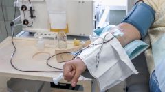 Выяснилось, помогает ли больным COVID-19 переливание плазмы