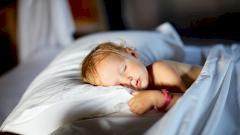 Время отхода ребенка ко сну влияет на здоровье его кишечника