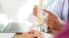 Имплантат для спинного мозга вернул парализованному пациенту способность нормально ходить