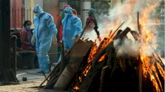 В Индии из-за COVID-19 переполнены больницы, крематории не справляются