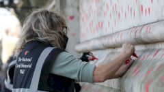 В Лондоне создается стена из сердечек в память о жертвах COVID-19