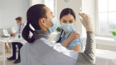 На Украине владельцам поддельных сертификатов предложили анонимную вакцинацию