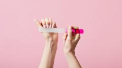 Как улучшить состояние слабых и ломких ногтей — советы от дерматолога