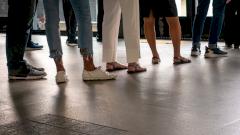 Женщине в очереди на прививку в Подмосковье сломали челюсть