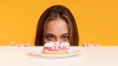 Как справиться с тягой к сладкому: 10 эффективных советов