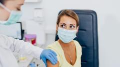 Глава Центра им. Гамалеи: вакцину от «Омикрона» создадут за 10 дней