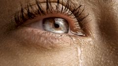 Ученые научились выявлять болезни по каплям слез