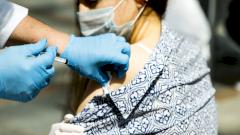 Вирусолог ответила, можно ли заразиться после вакцинации