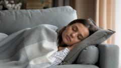 Любителям поспать днем грозит аритмия: исследование