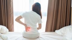 Врач назвал лучшие и худшие позы для сна при болях в спине