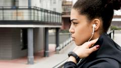 Наушники увеличивают риск инфекций уха: как защитить слух