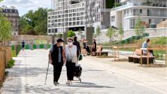 Парижан обязали носить маски на улицах