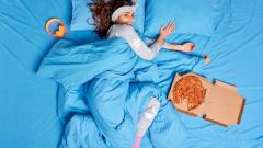 Когда запланировать последний прием пищи, чтобы лучше выспаться: исследование