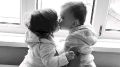 Малышей-близнецов разлучили из-за смертельной болезни