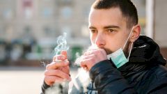 Нарколог: дым сигарет может способствовать глубокому проникновению коронавируса в организм