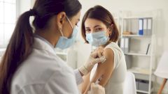 Британские ученые: вакцины вдвое снизили риск заразиться вариантом «Дельта»