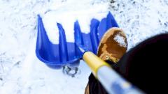 Лопата опаснее спортзала: эксперт назвал самую рискованную зимнюю активность