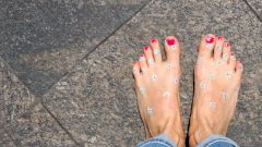 Эти люди отказались от обуви. Почему и насколько это опасно?