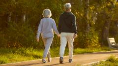 Назван признак деменции, который можно заметить при ходьбе