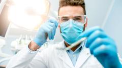 В Турции хирург-стоматолог вкрутил зубной имплант в полость мозга