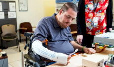 Мужчине с парализованными руками частично вернули осязание