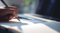 Тревожность, инсульт, болезнь Паркинсона: о чем может рассказать почерк