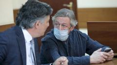 Ефремова увезли из суда с подозрением на инсульт