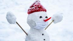 Врачи рассказали, где и как носить маску на морозе