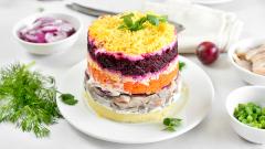 Гастроэнтеролог Логинов рассказал, кому не стоит есть популярные новогодние салаты