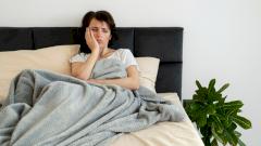 Выяснилось, как именно недосып вредит кишечнику