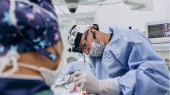 Врачи из Кемерова пришили ребенку почти оторвавшееся ухо