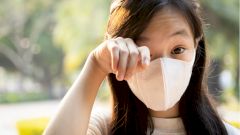 Медики объяснили, как бороться с раздражением глаз при ношении масок