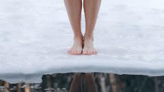 Врач рассказал, как подготовиться к купанию в проруби и не навредить здоровью